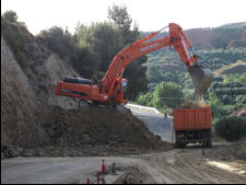 Obra lineal. Movimiento de tierras. Ctra. de Lugros a Purullena (Granada)