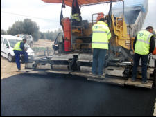 Obra lineal. Extendido de aglomerado asfáltico. Carretera de Ventas de Huelma (Granada)